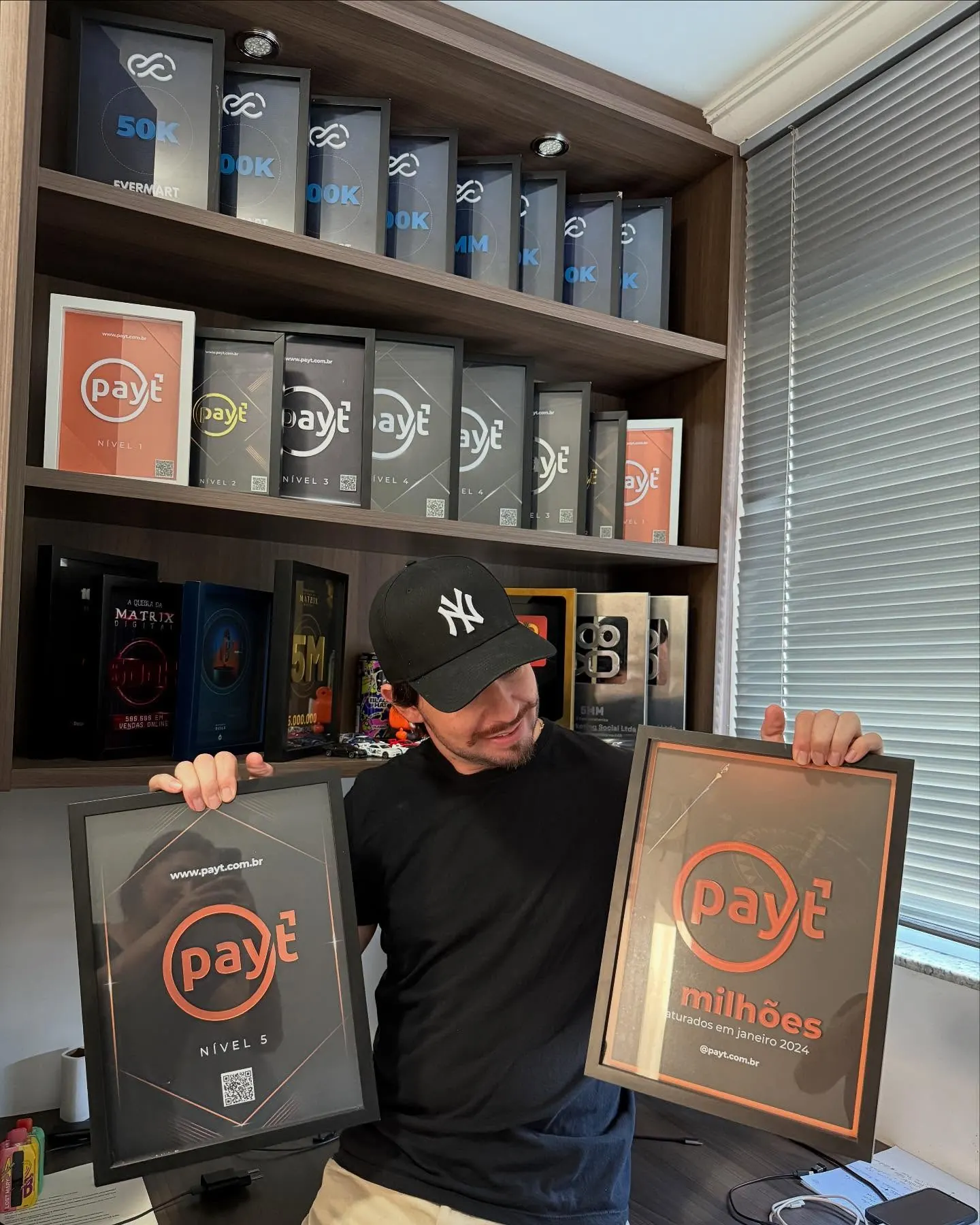 Leonardo Barbosa com placas de resultados